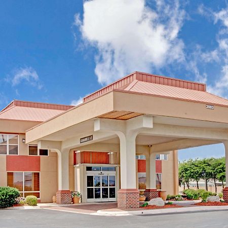 Hotel Ramada By Wyndham West Memphis Exterior foto